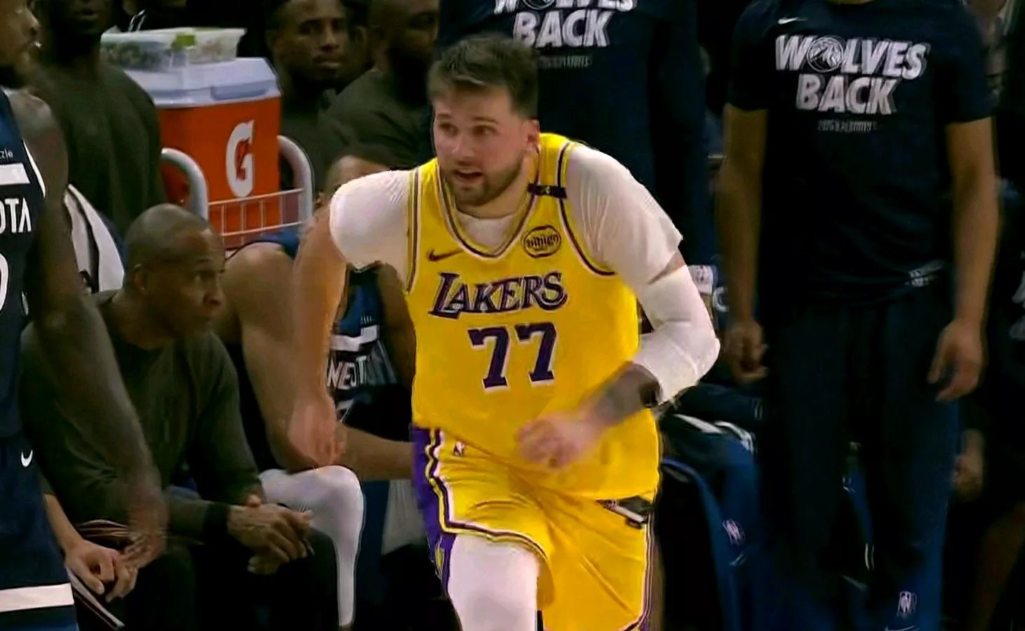 东契奇爆冷击败阿森纳，关键助攻引爆全场！(东契奇克服颈伤触底反弹 单节暴走狂砍19分强势收胜)